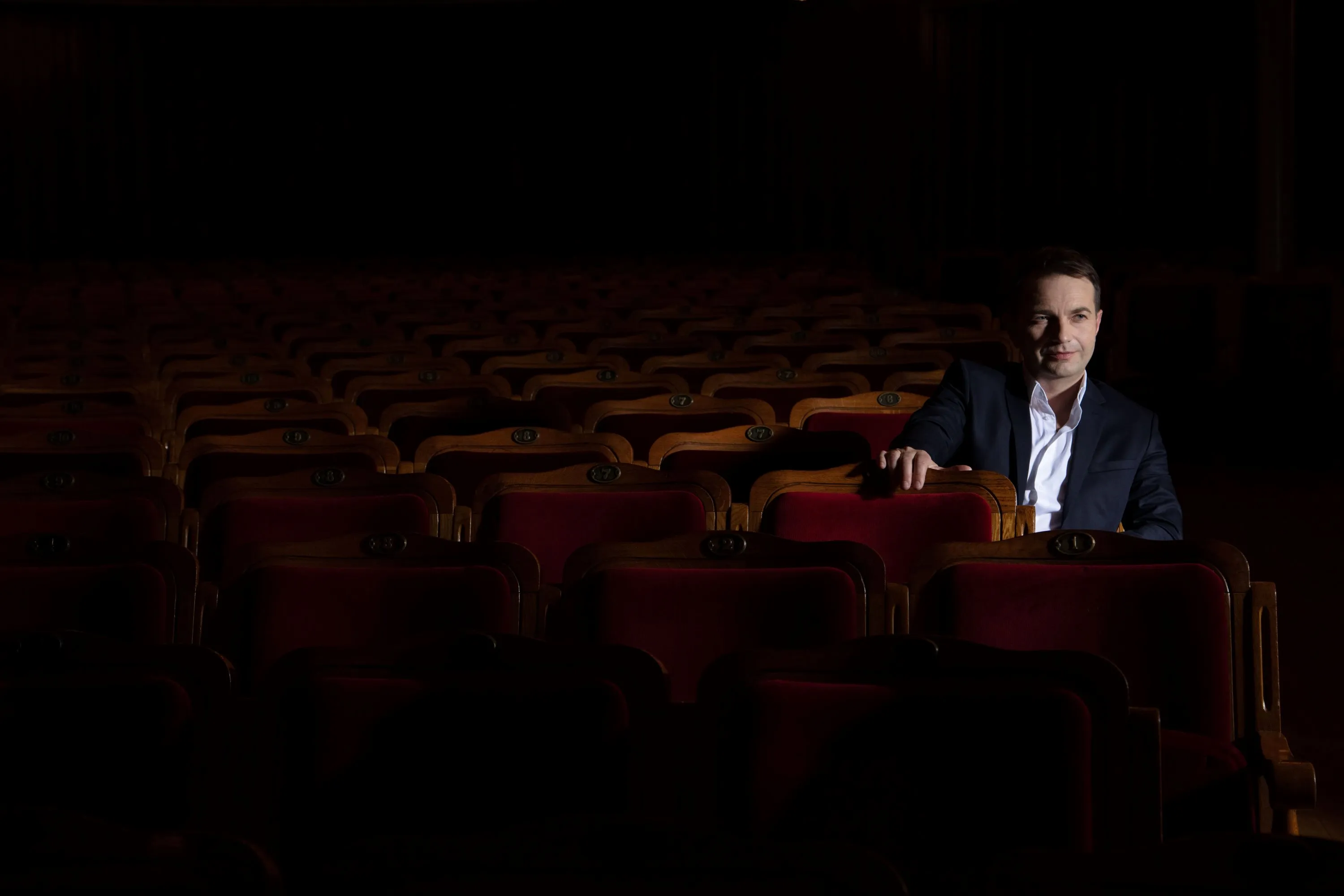 Тарас Курчик повернув легендарний хіт «Скажи, гітаро» у новому звучанні та кліпі